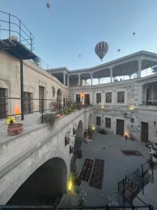 格雷梅萨尔奇姆窑洞公寓的一座桥,一座庭院上,有一座建筑和热气球