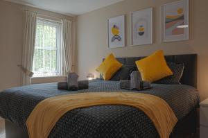 利奇菲尔德Luxury 2-bedroom 2-bathroom city centre apartment的一间卧室配有一张带黄色枕头的大床