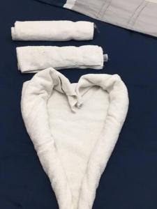 瓦迪穆萨Cozy House的毛巾旁的白色毛巾,呈心形