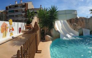 皮内达德马尔30º Hotels - Hotel Pineda Splash的主题公园的水滑梯,带水滑梯