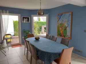 La BohalleChambre d'hôtes du Haut Chemin的蓝色的用餐室配有桌椅