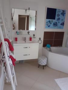 La BohalleChambre d'hôtes du Haut Chemin的白色的浴室设有浴缸、水槽和浴缸。