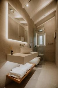 科孚镇Villa Butterfly - Heated Private Pool & Jacuzzi的一间带水槽和镜子的浴室