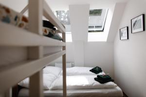 哈拉霍夫Luxusní horský apartmán v centru Harrachova的一间白色的小卧室,配有床和窗户