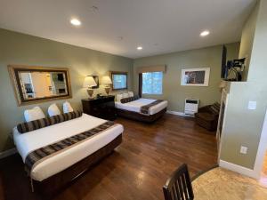 太平洋丛林太平洋丛林海风宾馆的大房间设有两张床和一张沙发