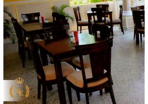 巴兰基亚Hotel Nueva Esperanza的用餐室配有木桌和椅子