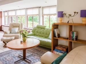 MintlawMiddle Lodge的客厅配有绿色沙发和桌子