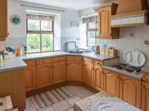 MintlawMiddle Lodge的一个带木制橱柜和水槽的大厨房