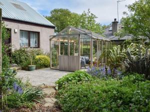 MintlawMiddle Lodge的一座房子花园中的温室
