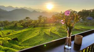 Làng BangPu Luong May Home & Cafe的花瓶,阳台上,可欣赏到田野景色