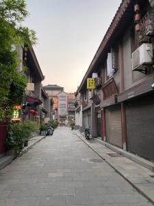 西安西安古城墙下您舒适的家的亚洲城市中一条空荡荡的街道,有建筑