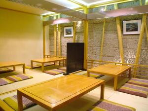 宇都宫东日本宇都宫酒店的客房设有木桌和电视。