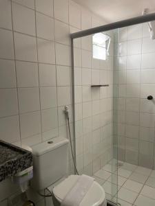 雅帕拉廷加Bangalos do Pontal的带淋浴和卫生间的白色浴室