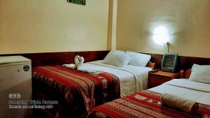 库斯科Hostal sambleño cusco Piero suite的酒店客房带两张床和电话