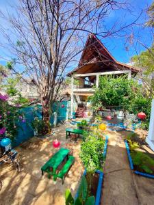 吉利特拉旺安吉利海滩勃姆旅舍的一个带蓝色长椅的花园