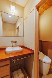 京都元奈古旅馆的一间带水槽和卫生间的浴室