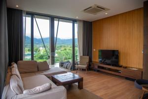 Pak ChongKhaoyai Luxury Pool Penthouse at ATTA的带沙发和电视的客厅