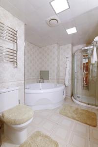 乌兰巴托乌兰巴托高级酒店的带浴缸、卫生间和盥洗盆的浴室
