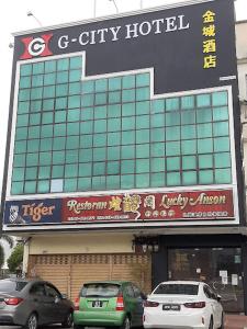 安顺G CITY HOTEL的门前有车辆停放的酒店