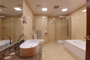 乌兰巴托乌兰巴托高级酒店的一间带水槽、浴缸和卫生间的浴室