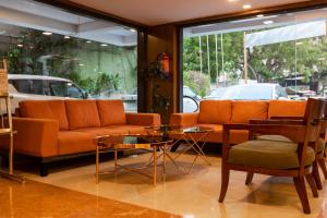 艾哈迈达巴德3 BY OYO Nami Residency Ahmedabad的客厅配有沙发和桌子