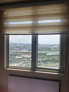 宿务CunduNiAia Sunvida Tower Condominium Unit Across SM Cebu的市景窗户