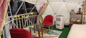 竹山空中边境 的一间帐篷内的房间,配有两把椅子和一张床