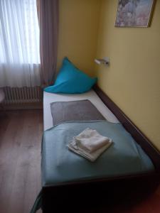 斯图加特Hotel Wiesbadener Hof的客房内的两张床和毛巾
