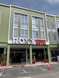 SimanggangRoxy Hotel Sri Aman的建筑上标有罗克西酒店标志