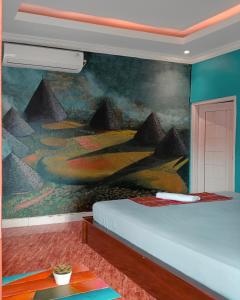 NggorangLontart Guesthouse的卧室墙上有绘画作品