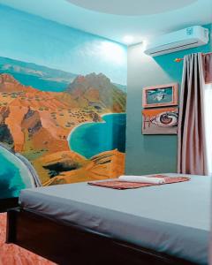 NggorangLontart Guesthouse的卧室墙上有绘画作品
