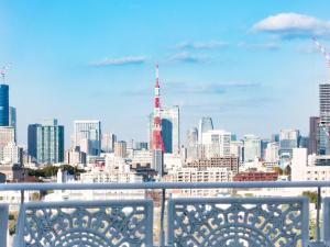 东京新高轮格兰王子大饭店(Grand Prince Hotel Shin Takanawa)的阳台享有东京天际线的美景。