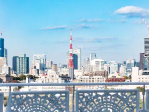 东京Grand Prince Hotel Shin Takanawa的阳台享有东京天际线的美景。