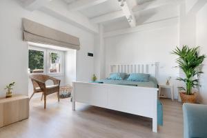加拉奇科Casa Sol 21 B Garachico的白色卧室配有床和椅子
