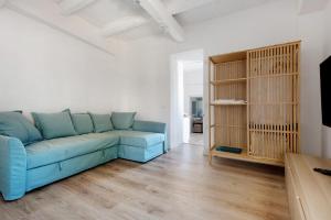 加拉奇科Casa Sol 21 B Garachico的客厅设有蓝色的沙发和木地板