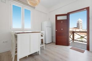 加拉奇科Casa Sol 21 B Garachico的客房设有冰箱和带窗户的门