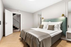 塔林Bob W Ambassador的一间卧室配有一张大床和绿色床头板