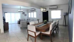 瓜伊马斯House In Miramar Seaview And Private Pool templada的用餐室以及带桌椅的起居室。