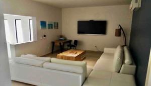 瓜伊马斯House In Miramar Seaview And Private Pool templada的客厅配有白色的沙发和桌子