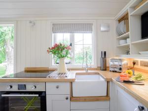 Burton OveryUnder Willows - Uk12608的厨房配有水槽和花瓶