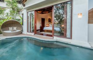 乌布Tanadewa Resort Ubud Bali by Cross Collection的卧室别墅内的游泳池