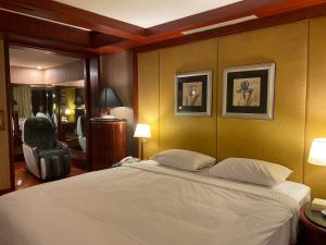台北悦榕汽车旅馆的一间卧室配有一张大床和一把椅子