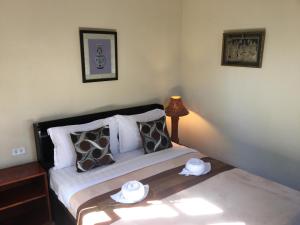琅勃拉邦Mali House的一间卧室配有一张床,上面有两道菜