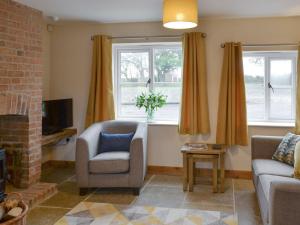 Barnby MoorOlivia - Uk13137的带沙发和椅子的客厅以及2扇窗户。