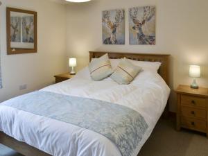 Barnby MoorOlivia - Uk13137的一间卧室配有一张带两盏灯的大型白色床。
