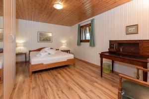 MuristGuesthouse La Moliere的一间卧室配有一张床,铺有木地板