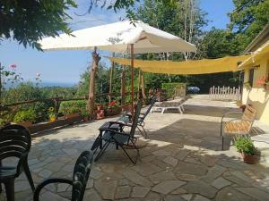 DonatoBaita Sambuco的庭院里设有椅子和遮阳伞。