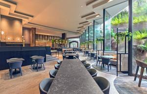 新加坡Vibe Hotel Singapore Orchard的一间带长桌和椅子的餐厅