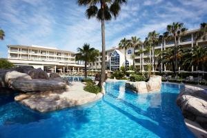 穆罗海滩自然公园与水疗集团酒店的一个带水滑梯的游泳池的度假酒店