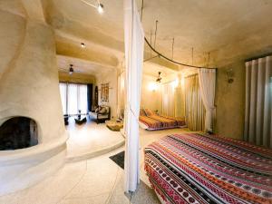 Sóc SơnAmaya Retreat的一间卧室设有一张大床和一个壁炉